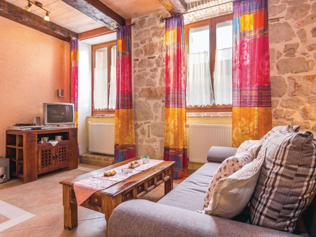Rustic Holiday Home In Vrsar With Garden Exterior foto