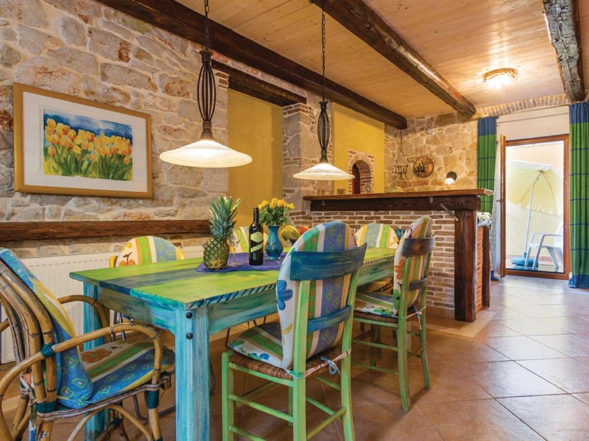 Rustic Holiday Home In Vrsar With Garden Exterior foto