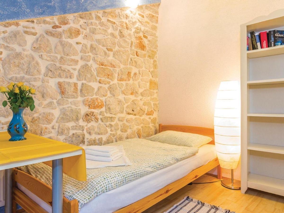 Rustic Holiday Home In Vrsar With Garden Exterior foto