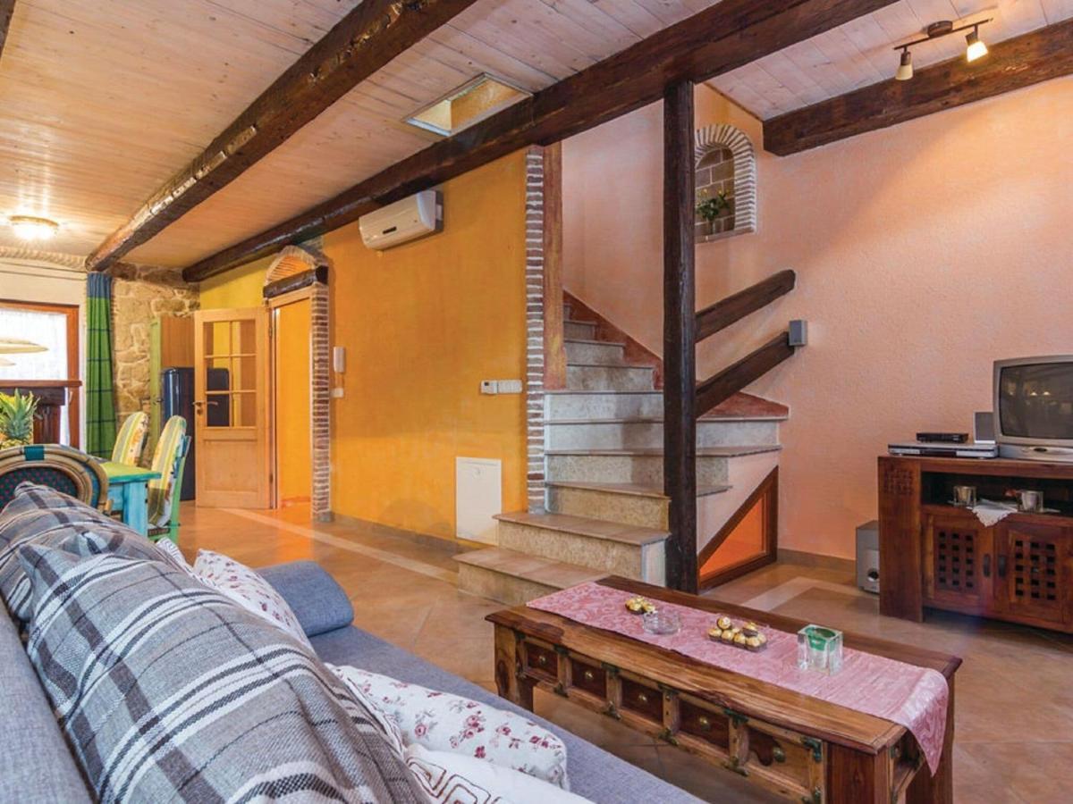 Rustic Holiday Home In Vrsar With Garden Exterior foto